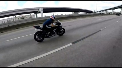 Un motard guidonne en roulant sur un nid de poule à 200 km/h