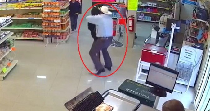 Yaşlı Müşteri Silahlı Soyguncuyu Etkisiz Hale Getirdi! Nefes Kesen Anlar Kamerada