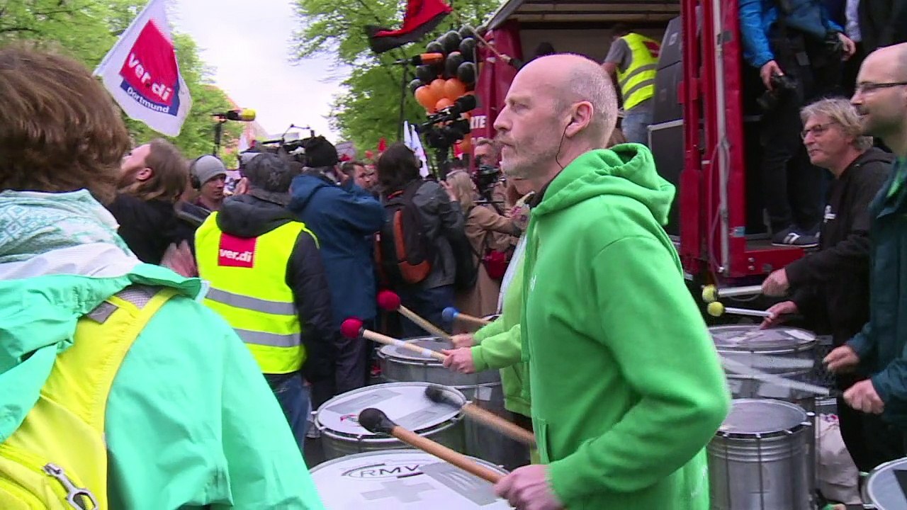 Amazon-Beschäftigte protestieren gegen Unternehmenschef Bezos