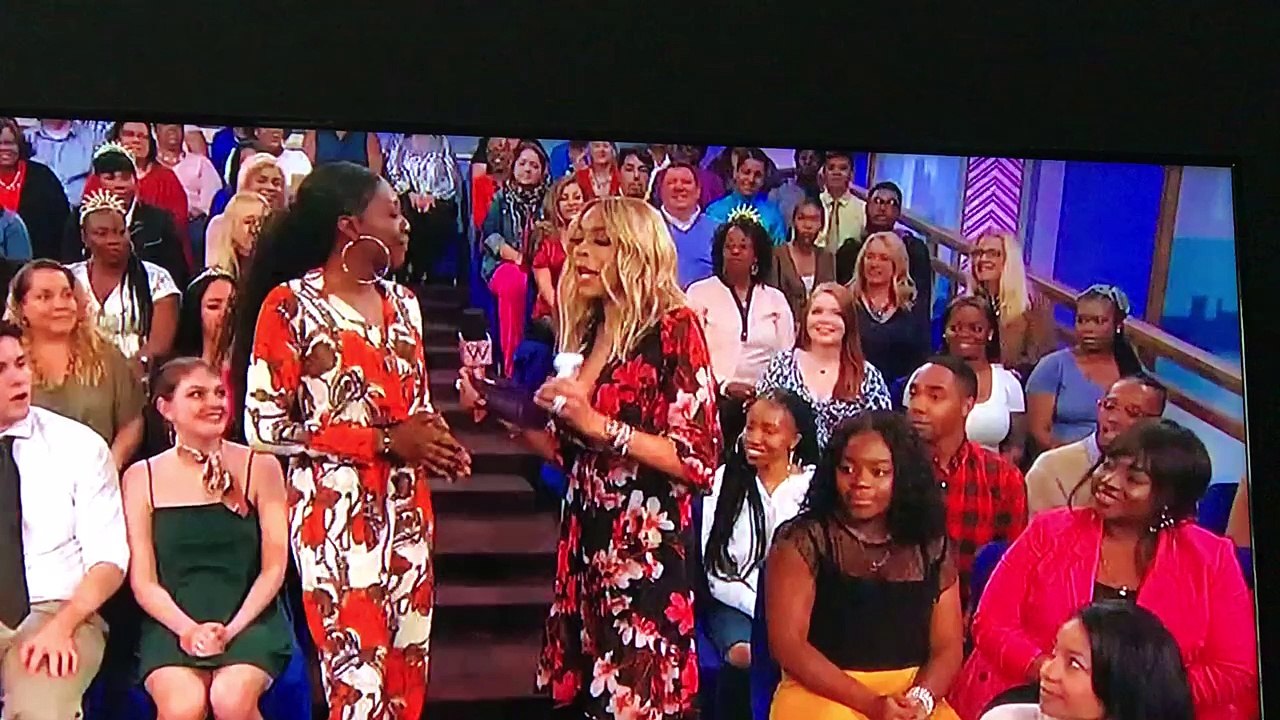 Audience Member Pays Wendy Dust!