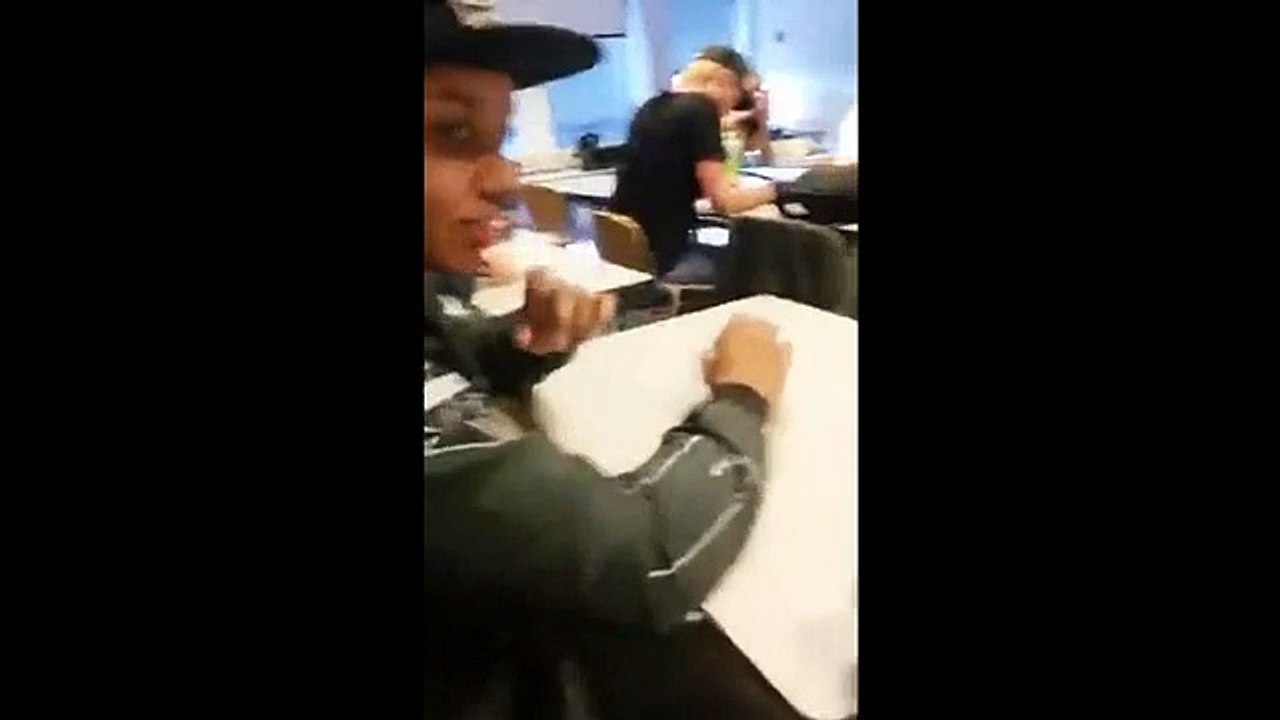 Ce professeur réveille un élève avec un extincteur... dur dur