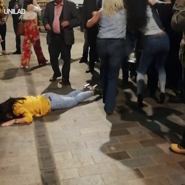 3 femmes hystériques s'en prennent à un vigile de boite de nuit qui pète un cable