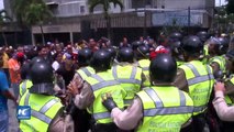 Opositores intentan marchar y agreden a estudiantes en Caracas