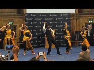 Shahrukh Khan's 'LUNGI DANCE' In University Of Edinburgh