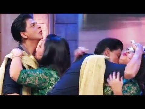 Shahrukh Khan KISSES Bharti Singh On Comedy Nights Bachao | 12th Dec 2015