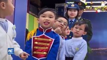 Soldados de la guarnición del EPL de Hong Kong dan cálidos cuidados a los niños