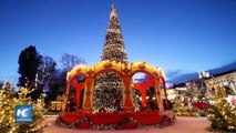 Miles de luces navideñas alumbran parque danés