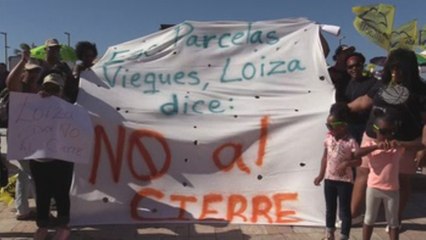 Cientos de personas protestan contra el cierre de escuelas en Puerto Rico