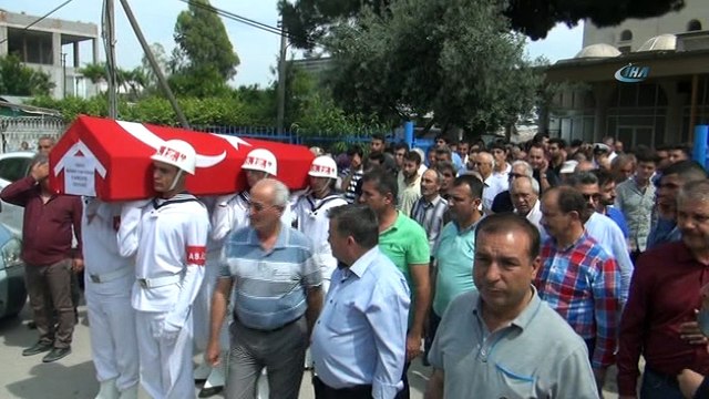 - Trafik kazasında hayatını kaybeden astsubay, son yolculuğuna uğurlandı- Afrin'de görevliyken izne geldiği baba evi Mersin'de geçirdiği trafik kazası sonrası hayatını kaybeden Piyade Astsubay Mehmet Can Özkan, gözyaşları arasında top...