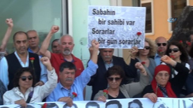 1 Mayıs 1977'de hayatını kaybedenler Kazancı Yokuşu'nda karanfillerle anıldı