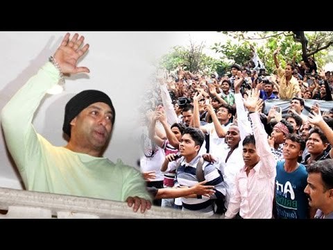 Salman Khan's Grand EID Celebration With Fans | Outside Galaxy Apartment (FULL EVENT)