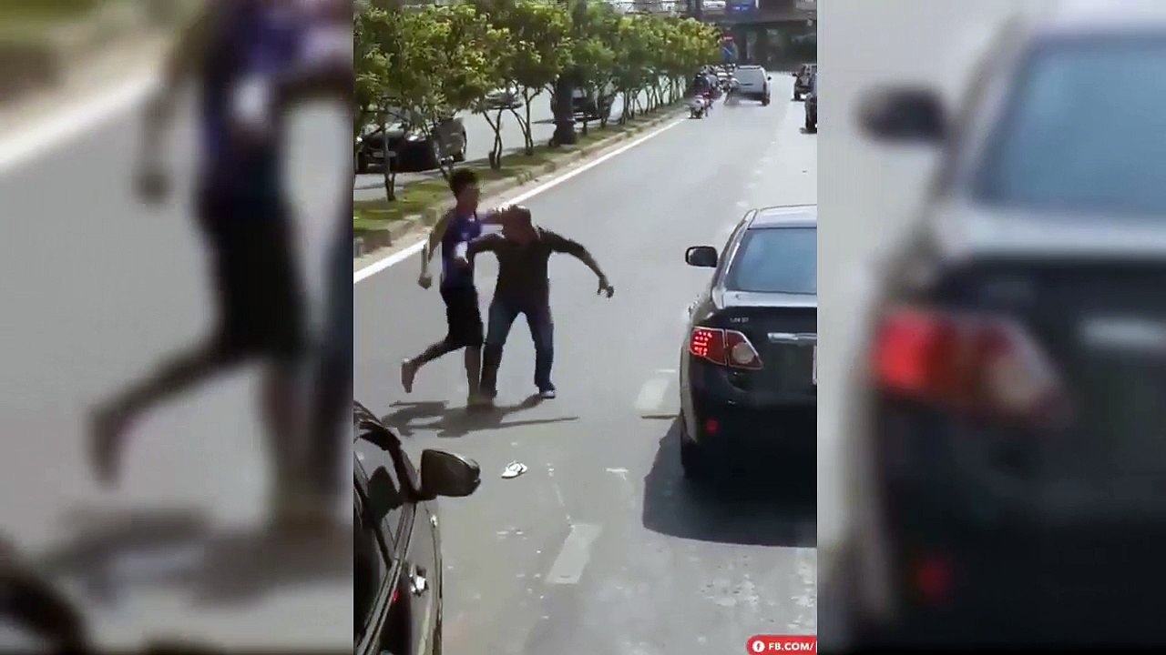 Thanh niên đầu trọc xăm trổ gặp đúng cao thủ Muay Thái