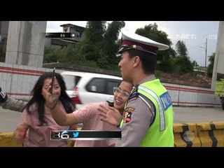 Kena Tilang, Cewek Kembar Ini Malah Minta Foto Bareng - 86