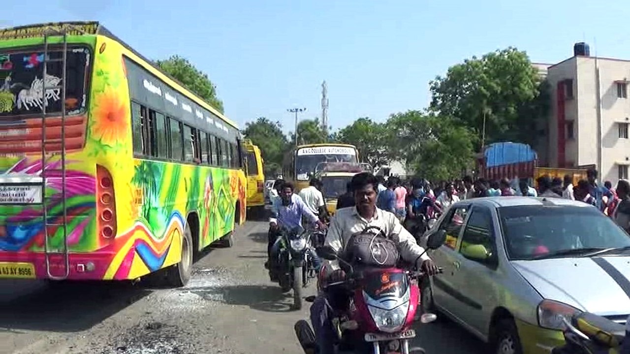 சிதம்பரம் அருகே இருசக்கர வாகனம் மீது பஸ் மோதி விபத்து