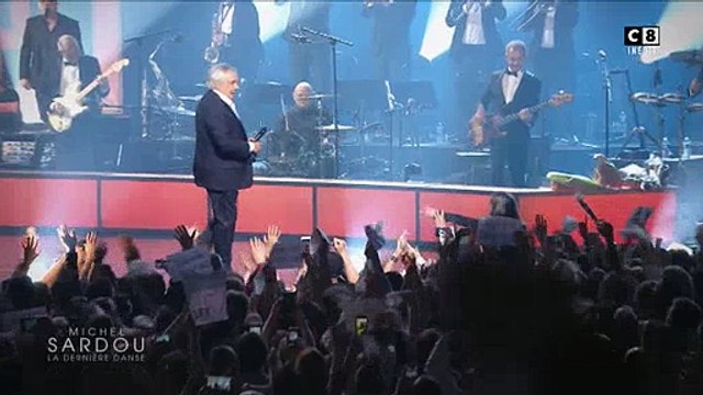 Au bord des larmes, Michel Sardou a fait ses adieux définitifs à la scène hier soir pour son dernier concert sur C8