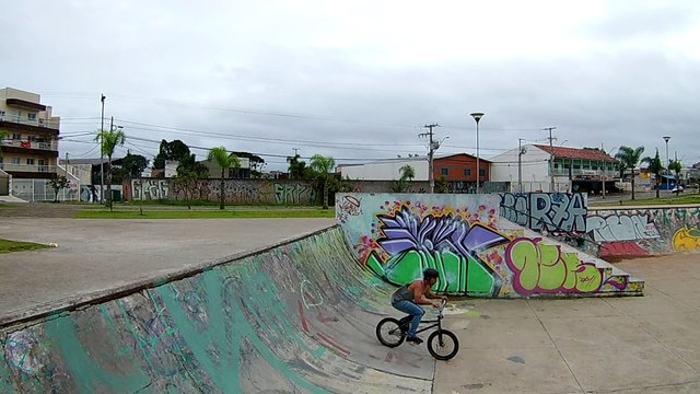 Manobras de bmx com Eliel Alves