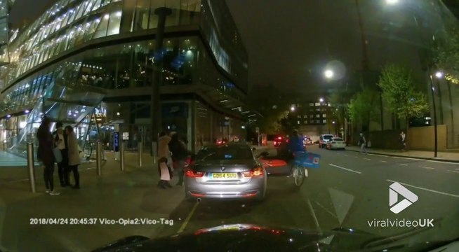 Livreur de pizza éjecté de son scoot par une portière de voiture !