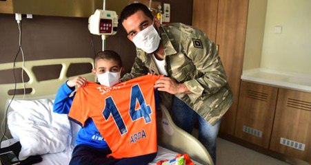 Arda Turan, "Kardeşime Kitap Okuyorum" Projesini Başlattı