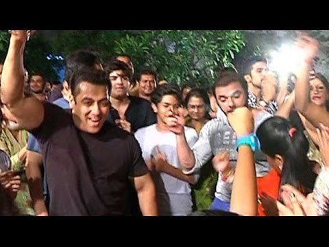 Salman Khan's ENERGETIC Dance With Family At Ganpati Visarjan 2015