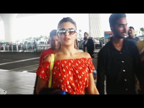Jacqueline Fernandez Spotted At Mumbai Airport | A Flying Jatt Promotion