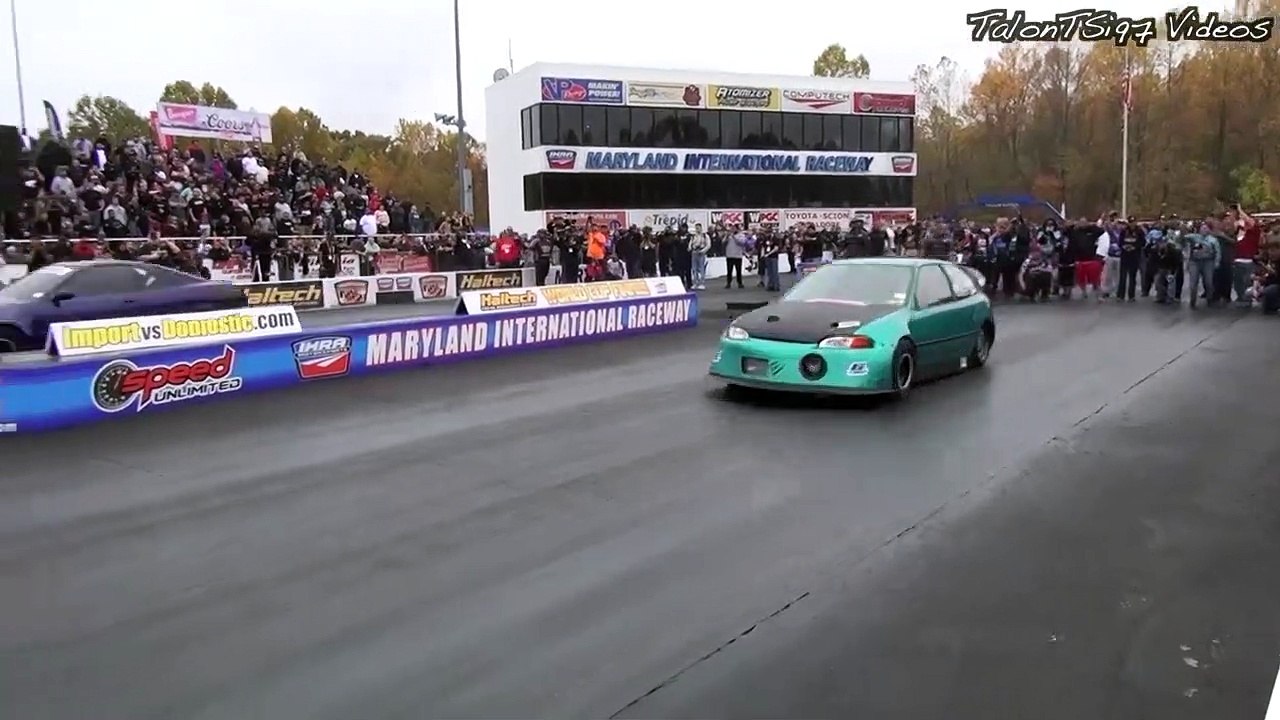 Le staff d’un pilote accidenté court sur la piste alors qu’on leur dit de ne pas le faire