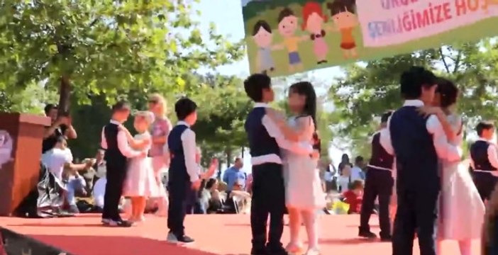 Eşi Dans Gösterisine Gelmeyince Tek Başına Performans Sergileyen Koca Yürekli Çocuk