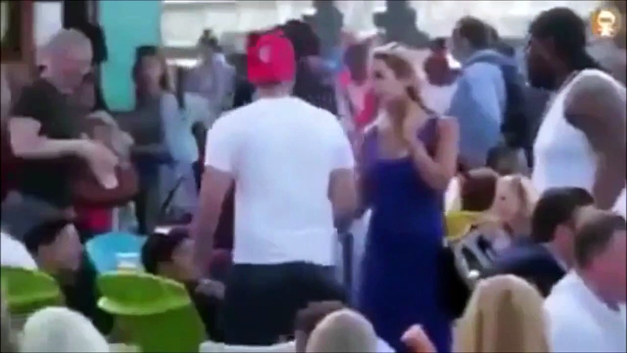 Cet homme va regretter d'avoir embêter cette fille.