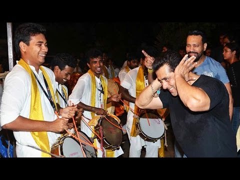 Salman Khan's CRAZY Dance On Puneri Dhol At Ganpati Visarjan 2015