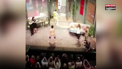 Stéphane Plaza se lâche et se met entièrement nu sur scène (Vidéo)