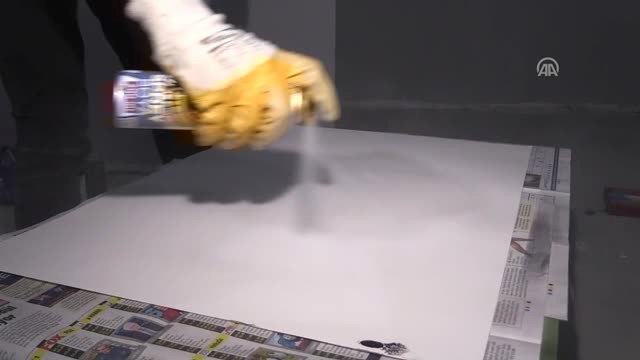 Sprey Boyalarla Hayallerini Resmediyor