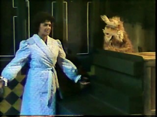 Classic Sesame Street - Big Bird Thinks There's Martians in Fix It Shop