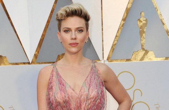 Scarlett Johansson a accidentellement montré ses parties intimes dans un avion