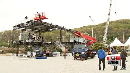 Tải video: Press finishing up final touches for live coverage of inter-Korean summit