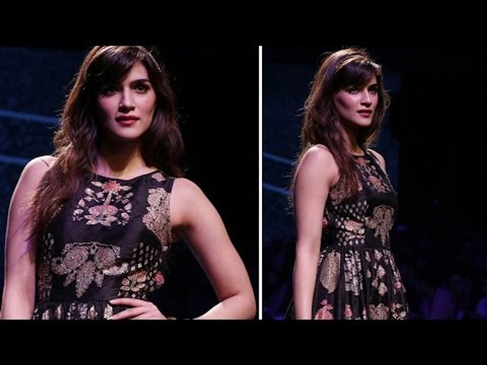 HOT Kriti Sanon Walk The Ramp At Lakme Fashion Week 2016