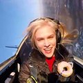 Cette fille doit manger un Donut pendant un vol en avion de voltige