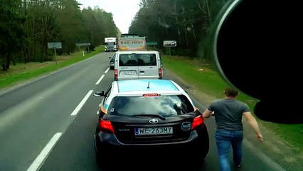 Il jette des déchets par la fenêtre de sa voiture, mais le routier ne va pas le laisser faire