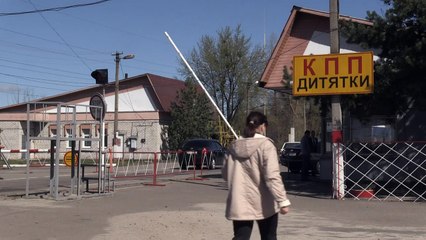 Une femme retourne chez elle près de Tchernobyl, 32 ans après