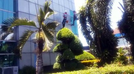 0821.4229.9692 ( T-sel ) jasa membersihkan kaca luar gedung profesional sidoarjo