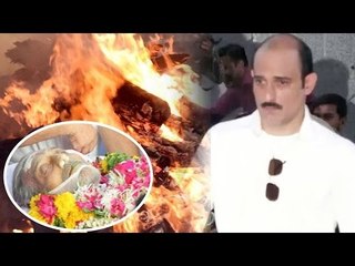 Download Video: Akshaye Khanna At FATHER Vinod Khanna's Funeral