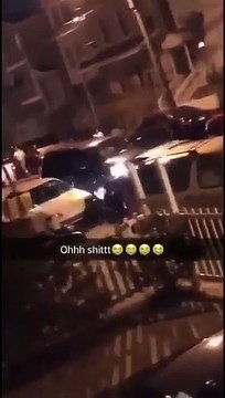 Il rentre dans toutes les voitures de la rue pour fuir une femme avec une batte de baseball