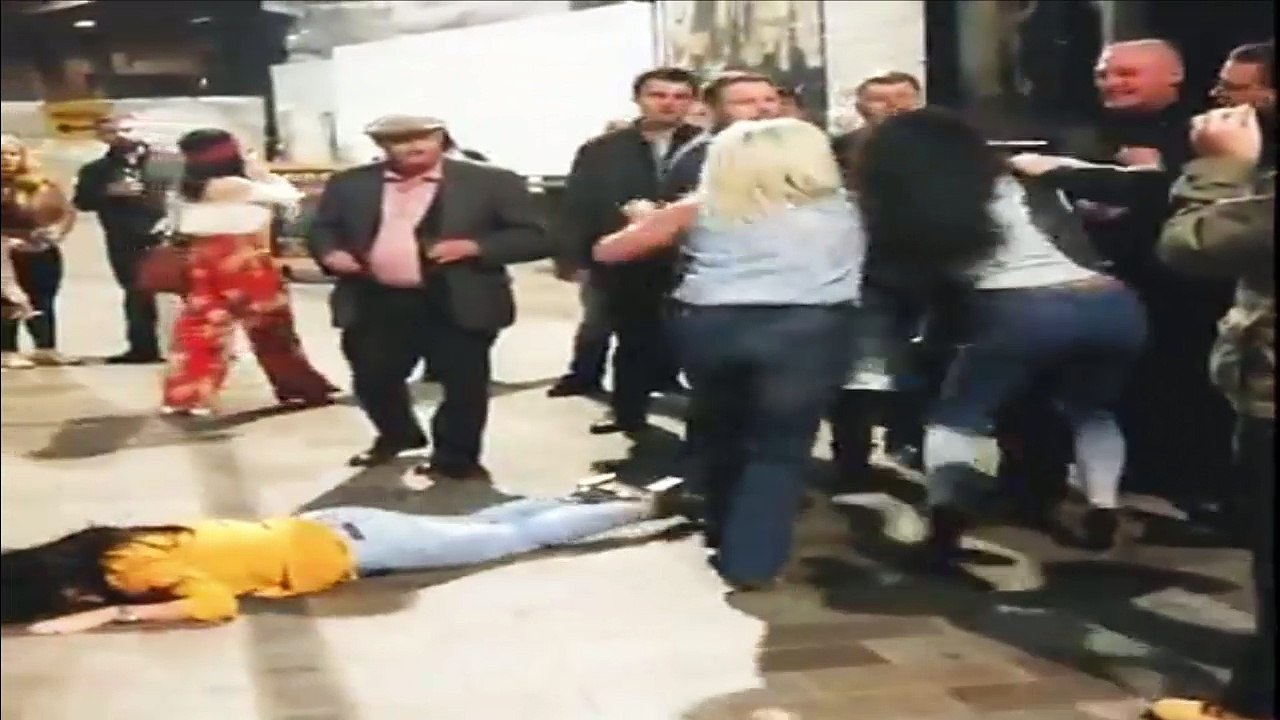 Women Arrested After Vicious Punch up Outside a Hub in Belfast Horrible Women Fighting with Bouncers