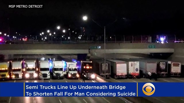 13 camions s'alignent sous un pont pour empecher un homme de sauter