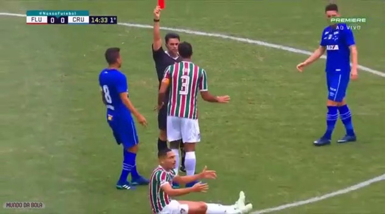 Un tacle en pleine tête terrible pendant un match de foot au brésil