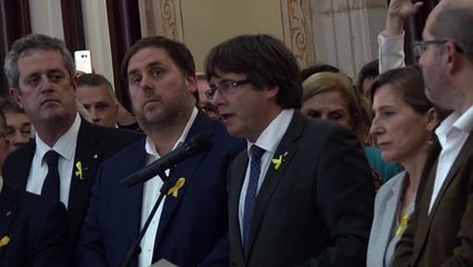 Puigdemont parla a les escales del parlament 27 d'octubre de 2017