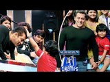 VIDEO -  Salman Khan Taking BLESSINGS From Lil Jayesh On Sa Re Ga Ma Lil Champs