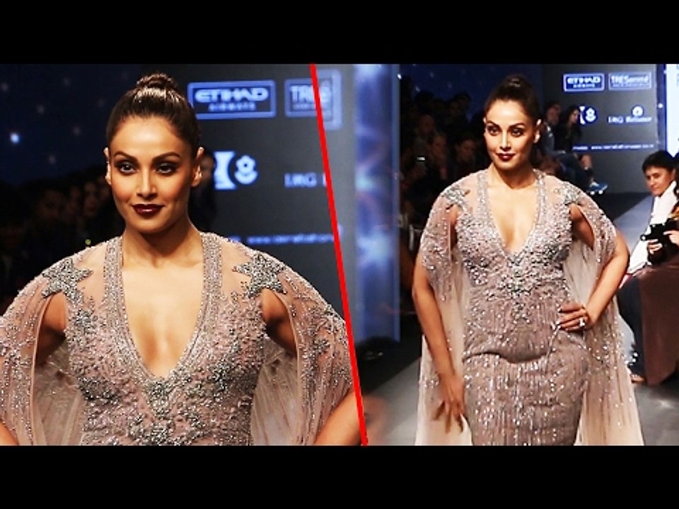 HOT Bipasha Basu Walks The Ramp For Falguni Shane | Lakme Fashion Week Summer Resort 2017