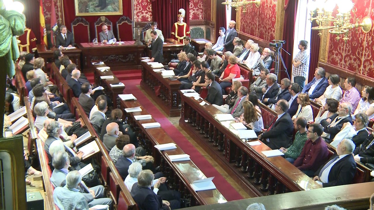 El Ayuntamiento de Madrid revive la investidura de Tierno Galván