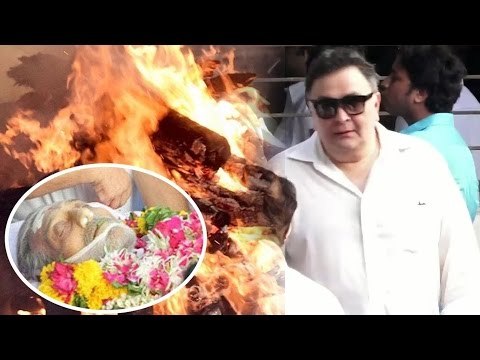 Rishi Kapoor At Veteran Actor Vinod Khanna's Funeral