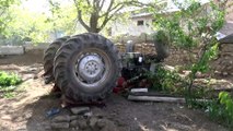 Afgan sürücünün kullandığı traktör devrildi: 1 ölü, 1 yaralı - ERZİNCAN