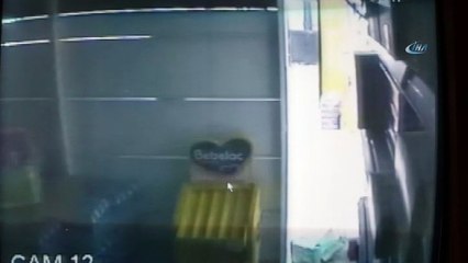 Deprem anında yaşanan panik kamerada